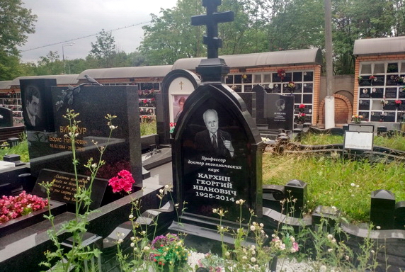 Памятник из гранита с навершием в виде православного креста