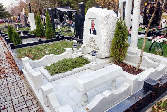 Памятник в форме надгробного камня из белого мрамора